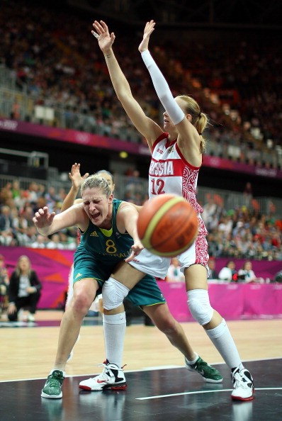 Pha tranh chấp trong trận bóng rổ nữ ở vòng loại giữa Úc và Nga.